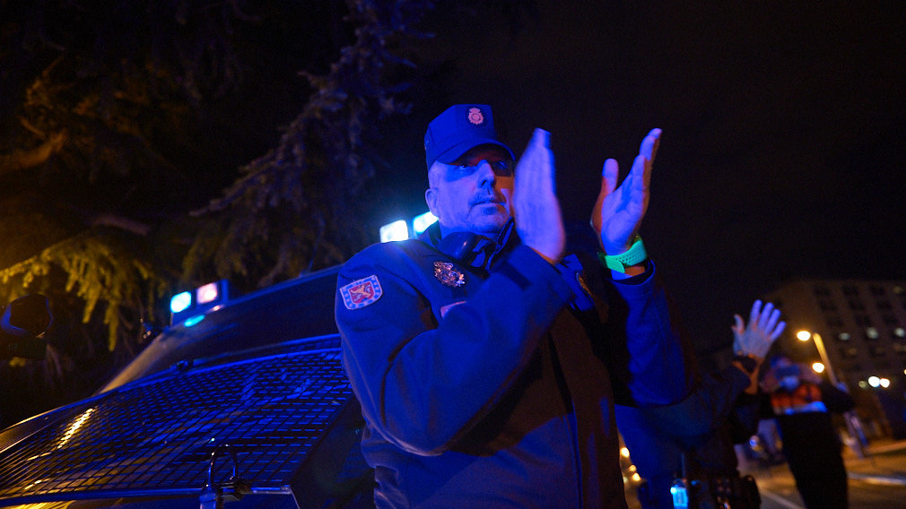           El agradecimiento más sincero: policías y sanitarios navarra se homenajean en pleno embate del coronavirus
        