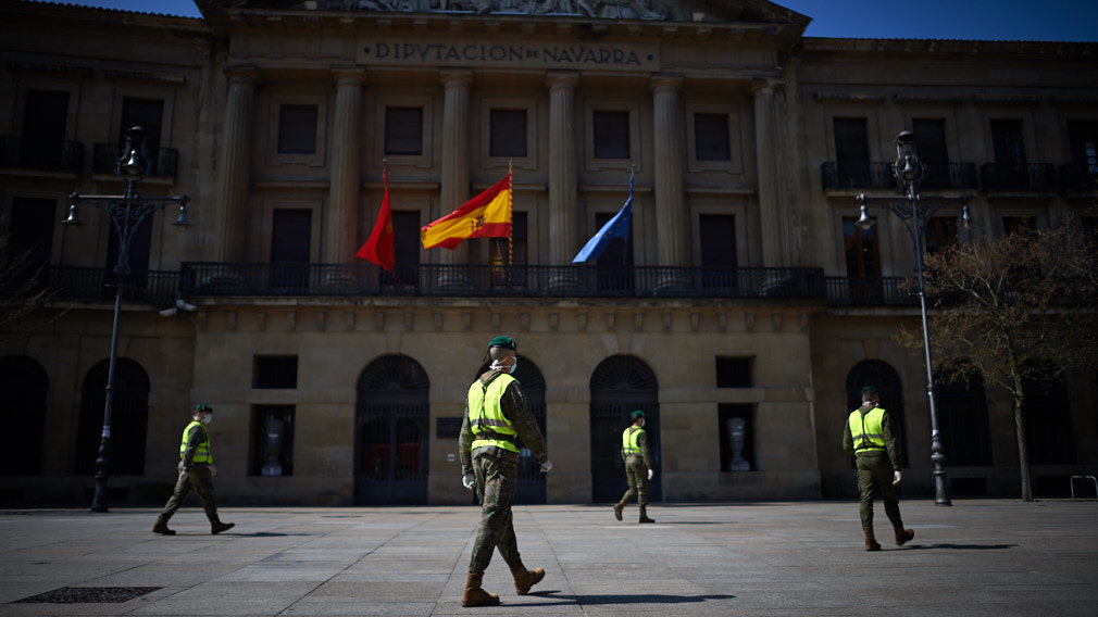 La ayuda del Ejército de España entra en Navarra: así se han desplegado por el centro de Pamplona
        