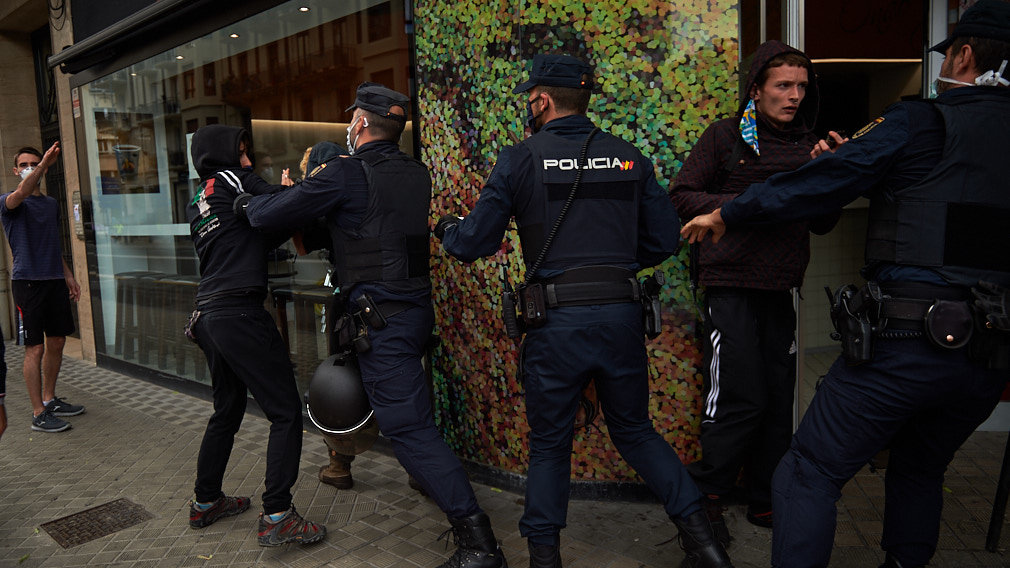           La caravana de Vox en Pamplona irrita a los abertzales, que tratan de parar por la fuerza la manifestación
        