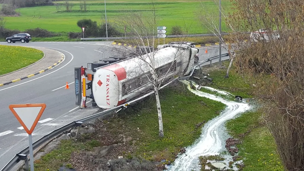 El accidente de un camión en la ronda provoca un peligroso vertido de gasoil en el río Arga