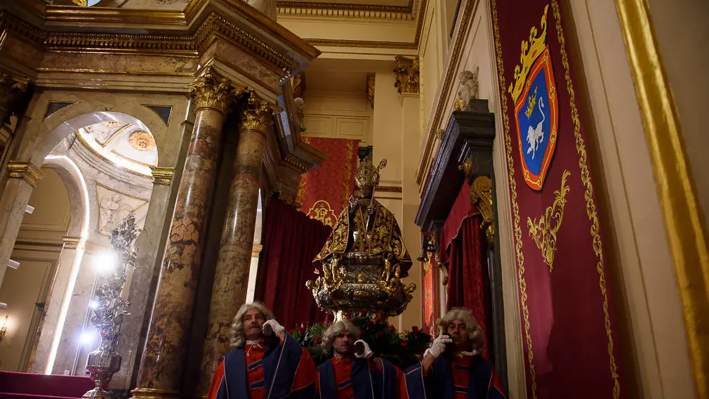 Imagen a imagen: la procesión de San Fermín despierta el lado más 'pamplonica' de la ciudad