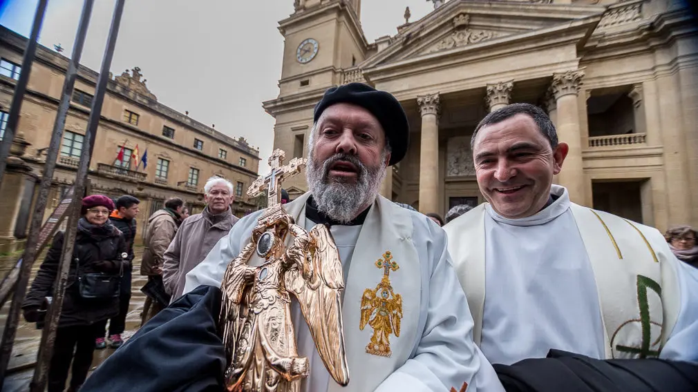 GALERÍA: Así ha sido el emotivo encuentro en la Catedral de Pamplona entre San Fermín y el Ángel de Aralar