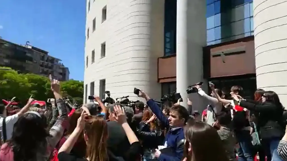 [GALERÍA] A la carga contra la Justicia: la policía frena a los manifestantes indignados tras el fallo de 'La Manada'