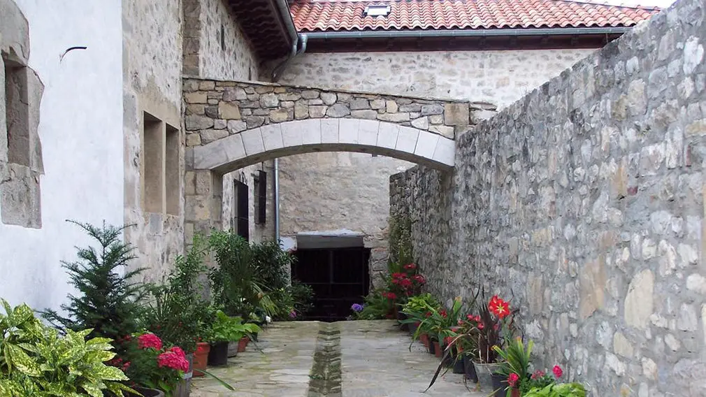 Así es el palacio de la localidad navarra de Ochovi que se ha puesto a la venta