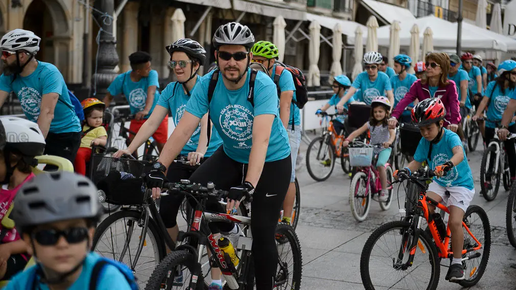 ¿Te encuentras? Las fotos de multitudinario Día de la Bicicleta en Pamplona