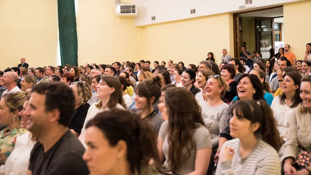 GALERÍA: Aguado llena al completo la sala auditorio del colegio Luis Amigó