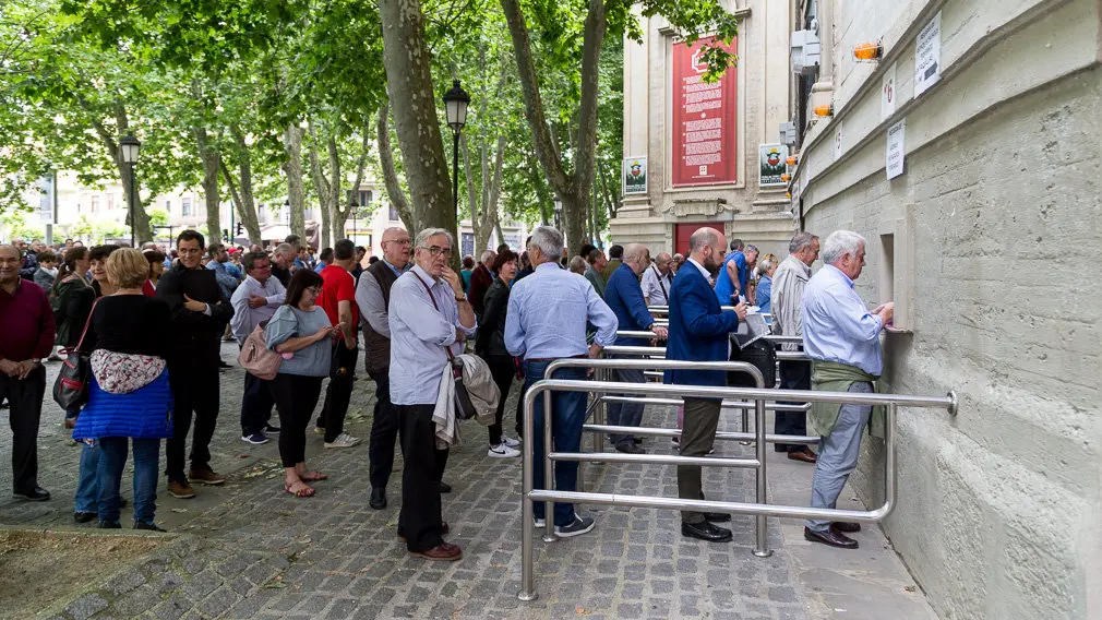 Colas en Pamplona para renovar los abonos de los toros: Los Sanfermines enfilan su cuenta atrás