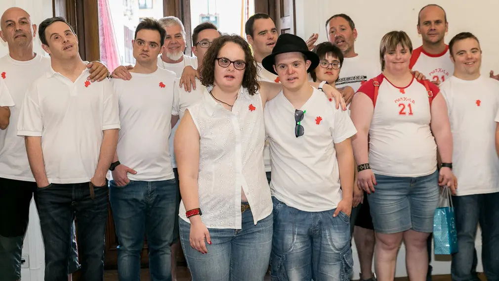 GALERÍA: El grupo Motxila 21 calienta motores para el Chupinazo arropando a Ibai y Leyre