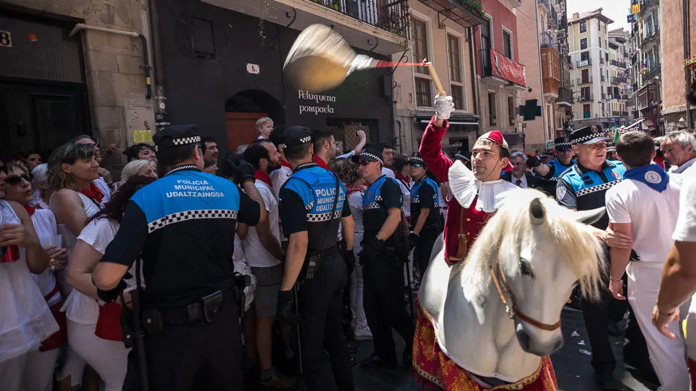 Foto a foto: la Policía Municipal trata de rebajar la tensión en la calle Curia durante el 7 de julio