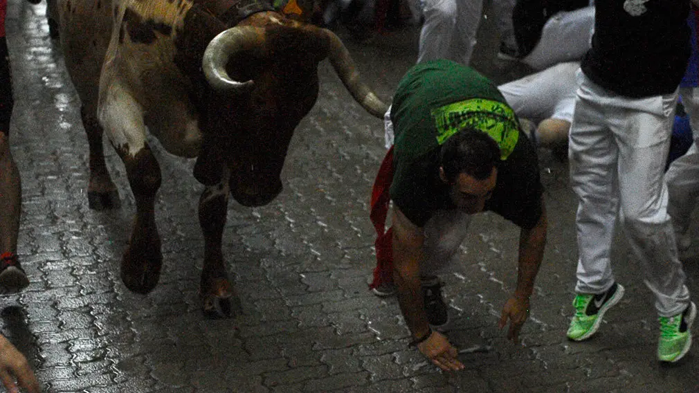 A milímetros del pitón: los apuros de un mozo para no ser corneado por un cabestro en la bajada del callejón
