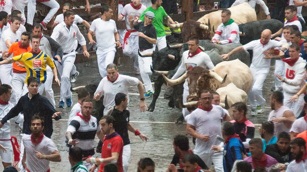 Emparedado en el callejón: un corredor pamplonés sufre un fuerte traumatismo en el segundo encierro