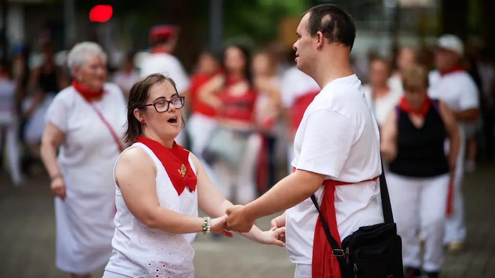 Amor en Sanfermines: jóvenes y mayores disfrutan con pasión de las fiestas 