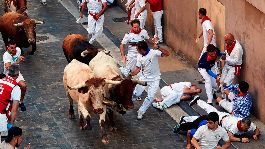 Velocidad y caídas: el impactante resumen en fotos del encierro de Cebada Gago