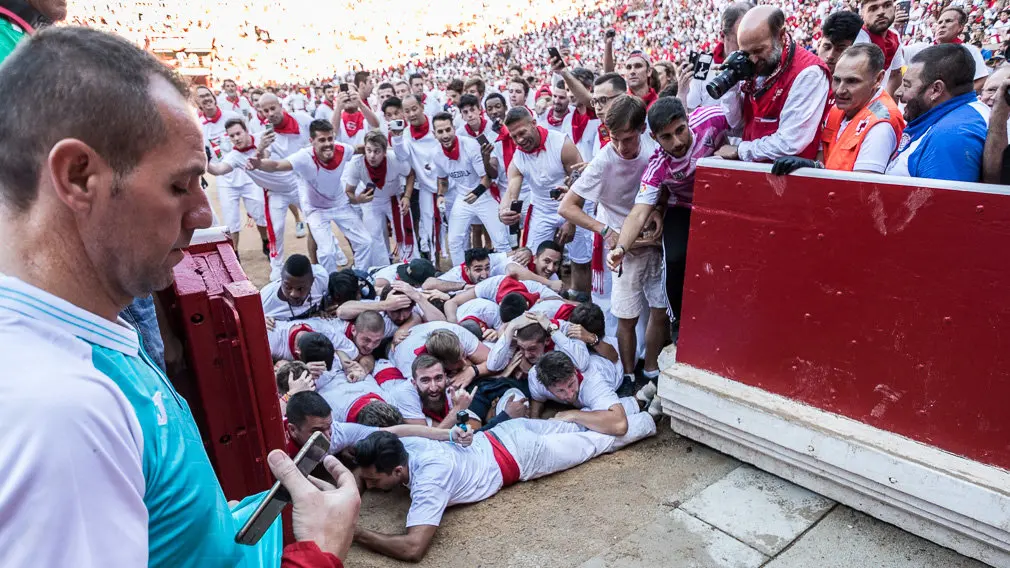 Revolcones a tope: las vaquillas más peligrosas en la matinal de la Plaza de Toros de Pamplona