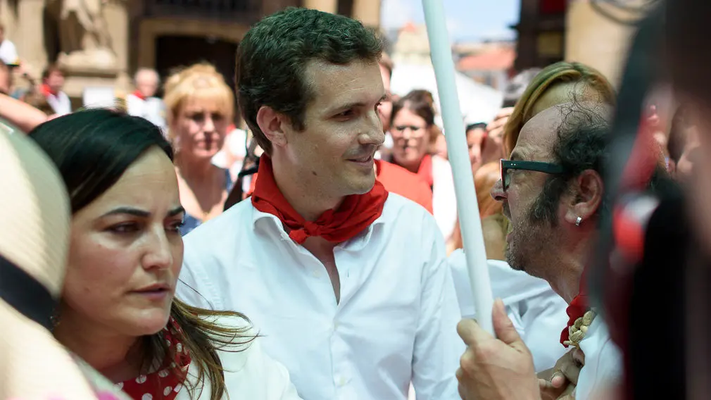 GALERÍA - Así ha sido increpado Pablo Casado en las calles de Pamplona durante su visita en San Fermín