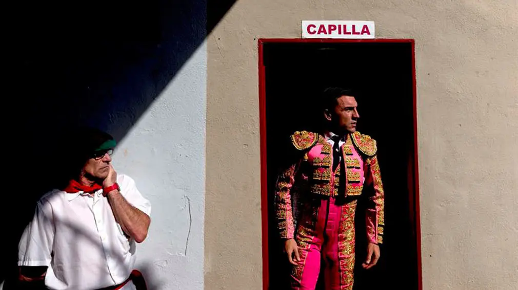 La corrida en imágenes: la voltereta de Octavio Chacón, el mayor susto de la tercera de los Sanfermines