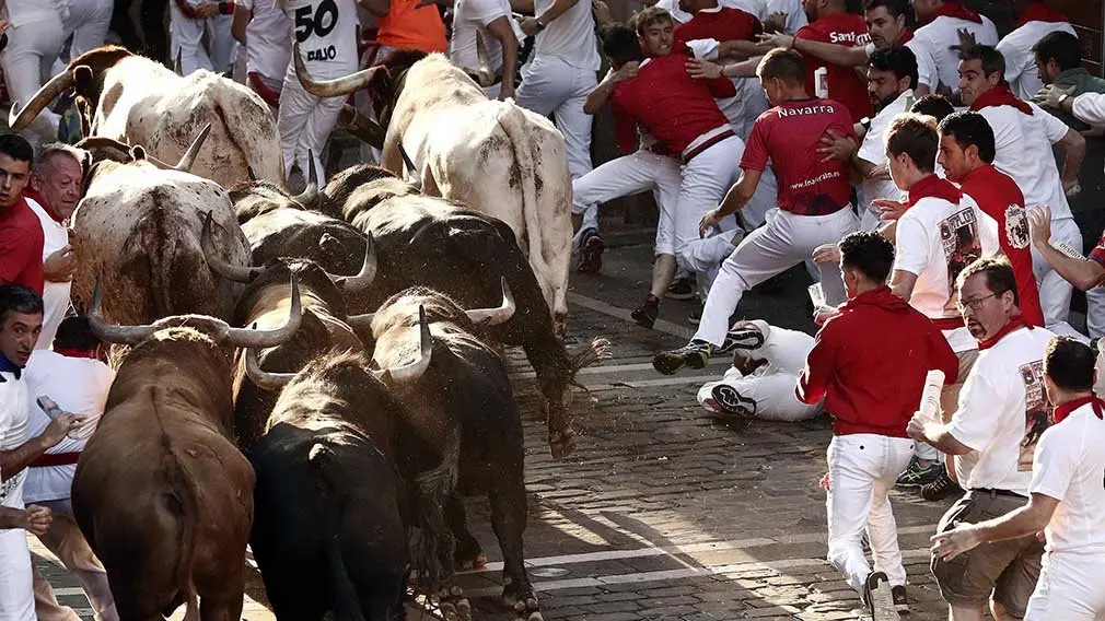 A todo trapo: un recorrido en fotos por el rapidísimo cuarto encierro de los Fuente Ymbro en Pamplona