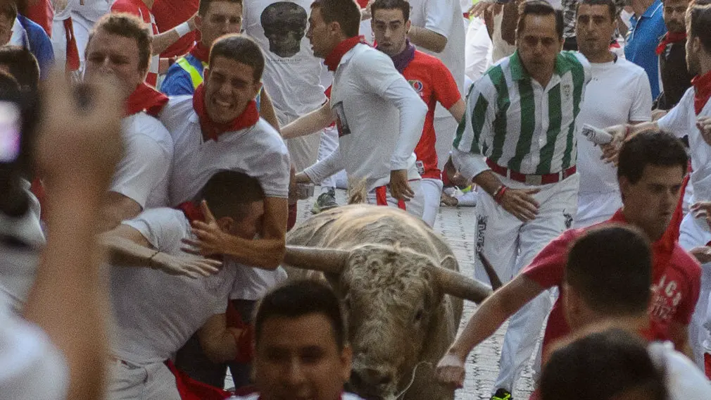 La caída de Gavilan que ha dejado sin aliento a los corredores en el callejón, en fotos