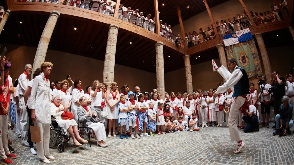 En fotos: la peña los de Bronce entrega el Premio FESTA a las primeras concejalas de Pamplona