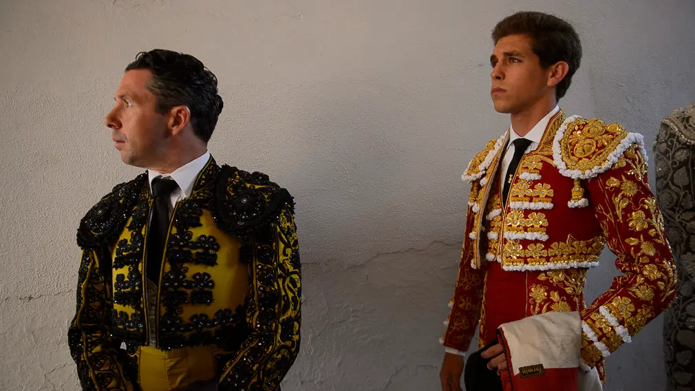 Roca Rey sigue su paseo triunfal en Pamplona: foto a foto la quinta corrida de la Feria del Toro