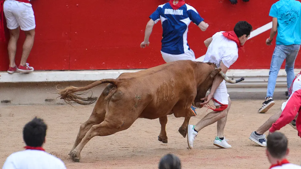 Las vaquillas más revoltosas siembran la emoción en la plaza tras el sexto encierro de San Fermín