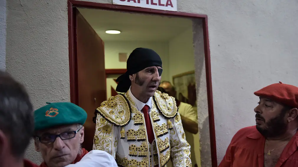 La apoteósica despedida de Padilla: 'El Pirata' se baja del barco con un baño de gloria