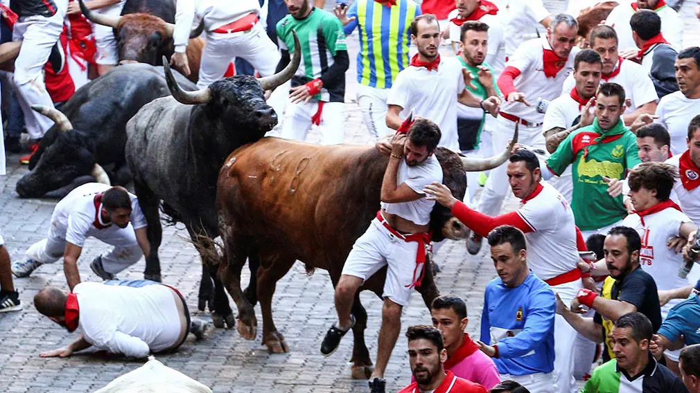 El mozo que volvió a vivir: así se ha librado un joven de una brutal cornada de un Miura en el callejón