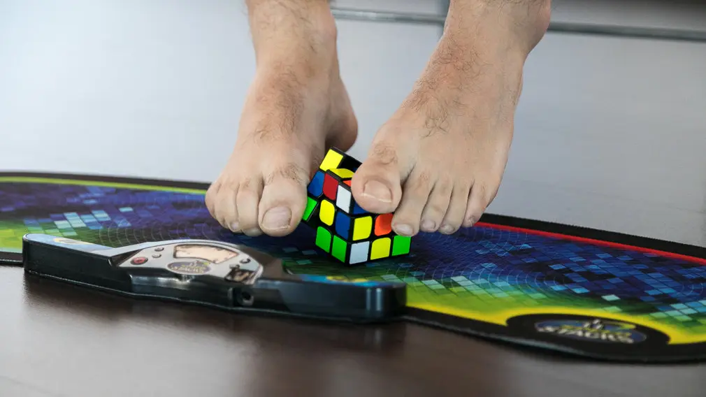 Demostración de habilidad y rapidez: con los pies y a ciegas en la previa del Campeonato de España de cubos de Rubik
