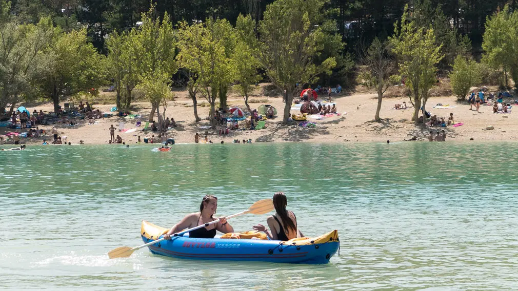 Vela y canoas: así disfruta la gente del buen tiempo en el embalse de Alloz