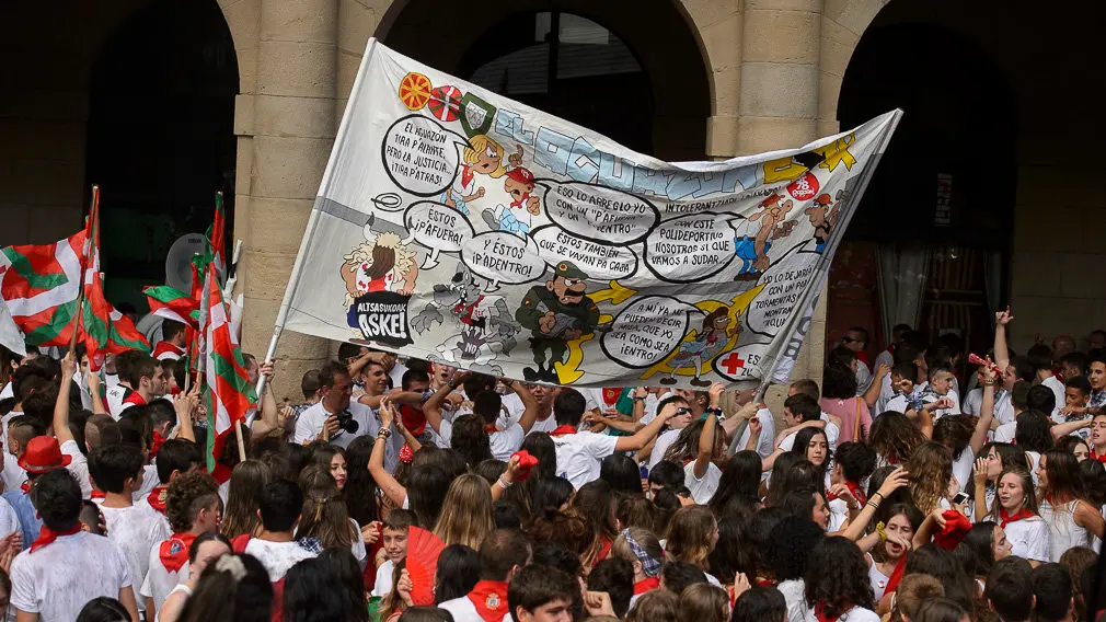 En fotos: las peñas y los txistularis provocan el ambiente más fiestero en el inicio de las fiestas de Tafalla
