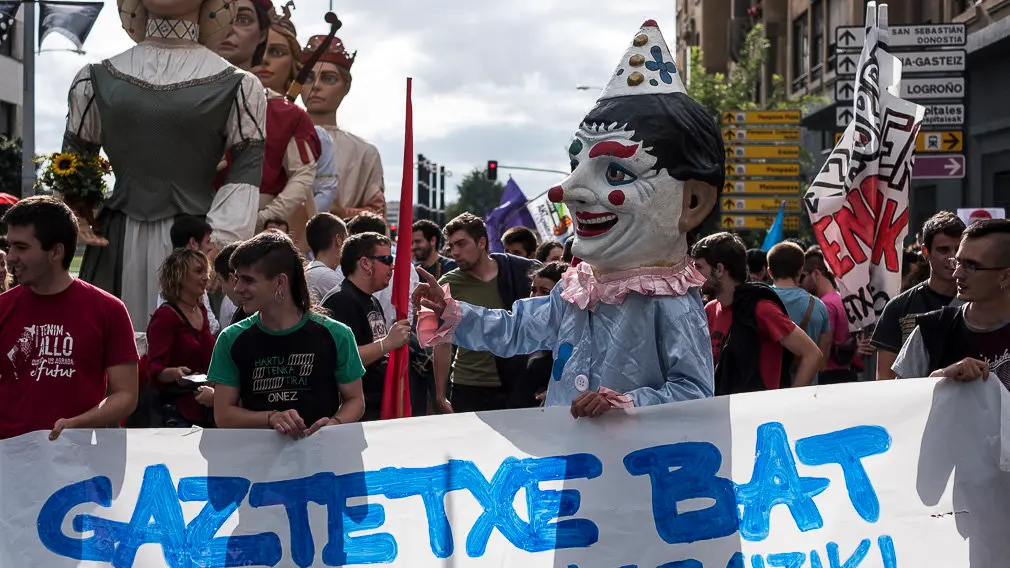 Un paseo por Pamplona defendiendo lo ilegal: la manifestación de los okupas de Rozalejo, en fotos