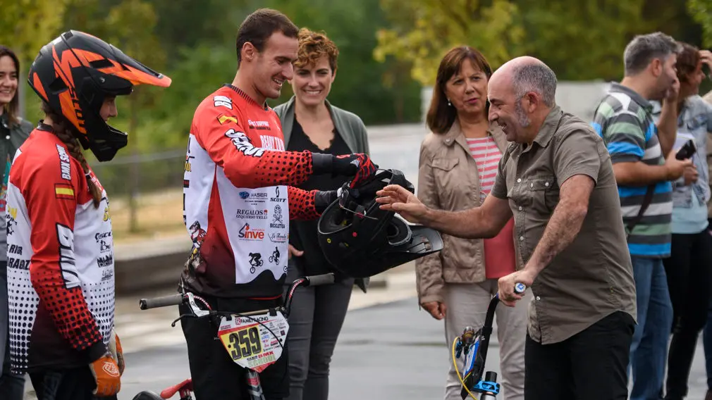 El concejal Joxe Abaurrea (Bildu) se enfunda el casco para probar la nueva pista de saltos de Trinitarios