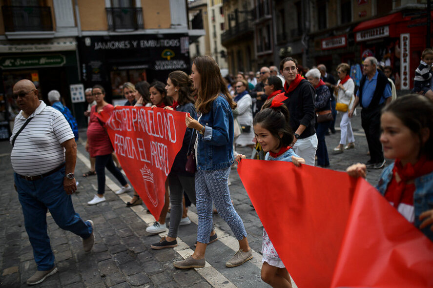 GALERÍA  - La entrega del pañuelo honorífico 'da a luz' una nueva polémica en Pamplona