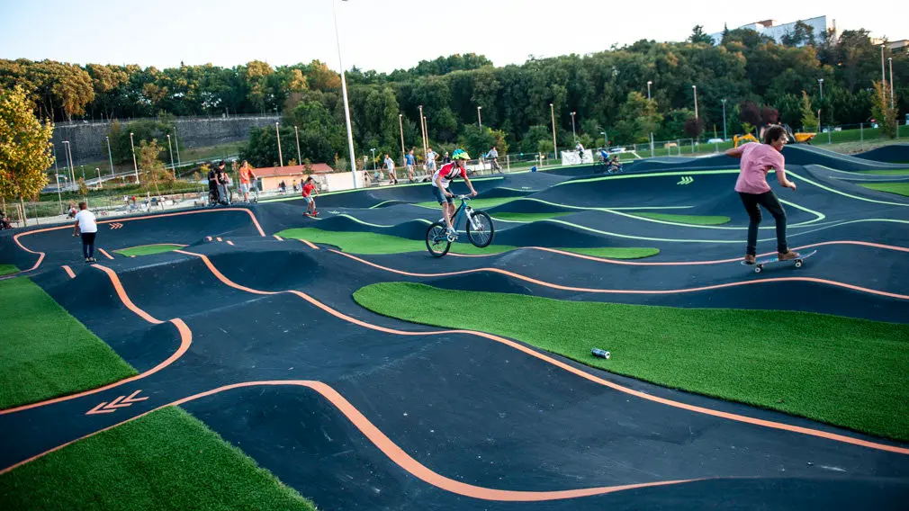 Cerrado, pero a reventar: la pista de pump track de Trinitarios se llena de jóvenes a pesar de seguir en obras