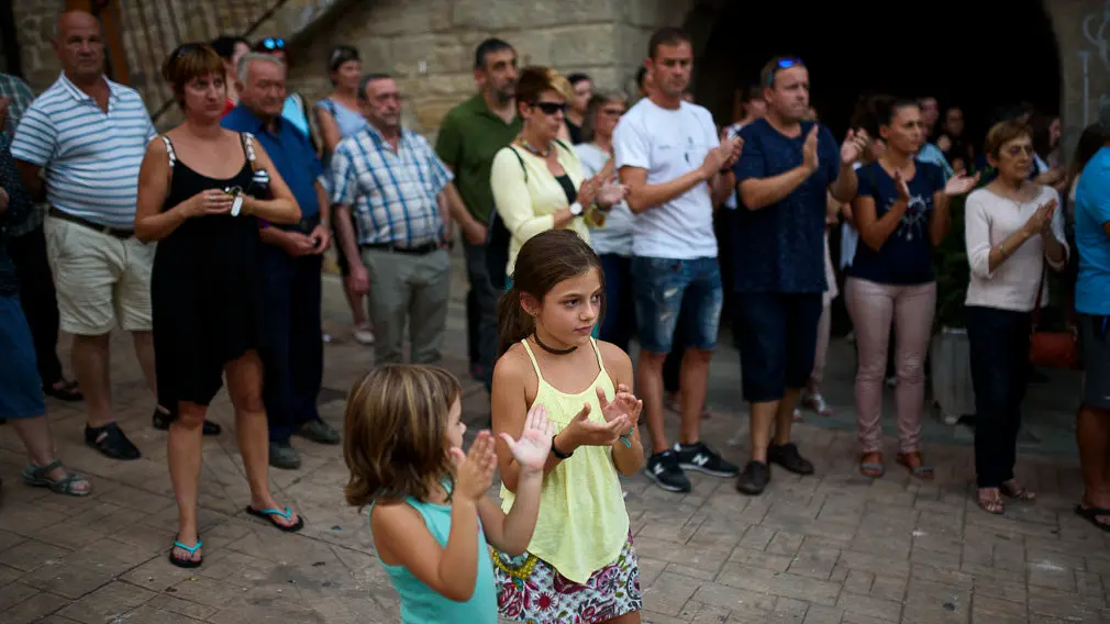 Cáseda guarda silencio por los fallecidos: el sentido homenaje de los vecinos tras el triple asesinato