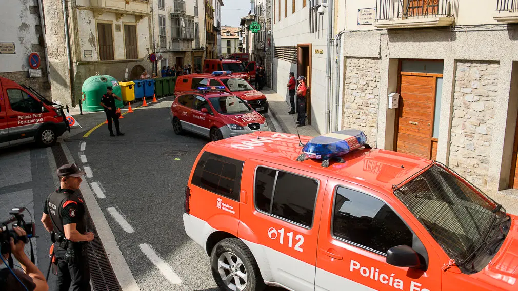 [GALERÍA] La llegada de los presuntos asesinos del triple crimen de Cáseda al juzgado de Aoiz, en imágenes