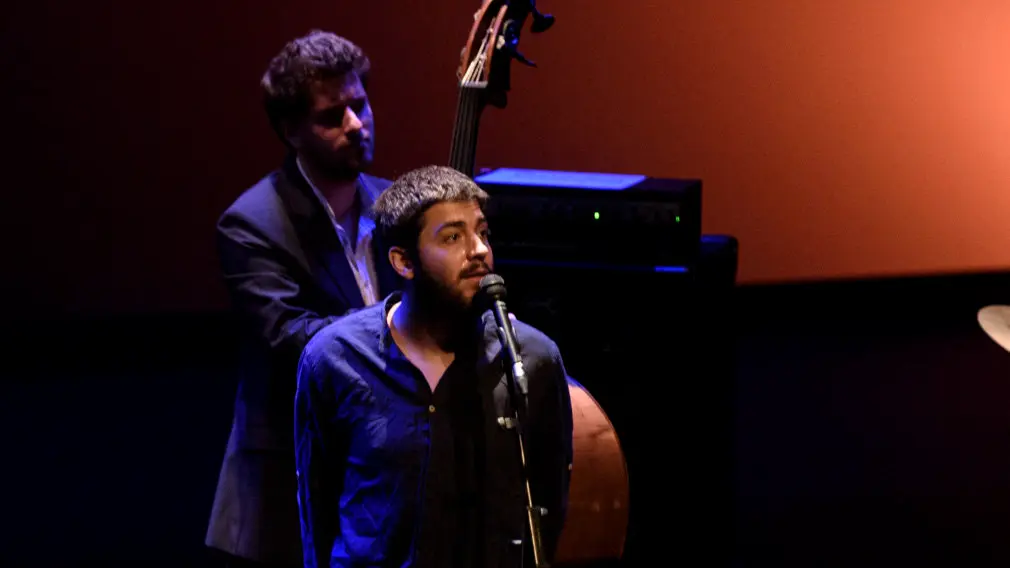 Así ha sido el 'íntimo' concierto que ha ofrecido el portugués Salvador Sobral en el Museo de la UNAV