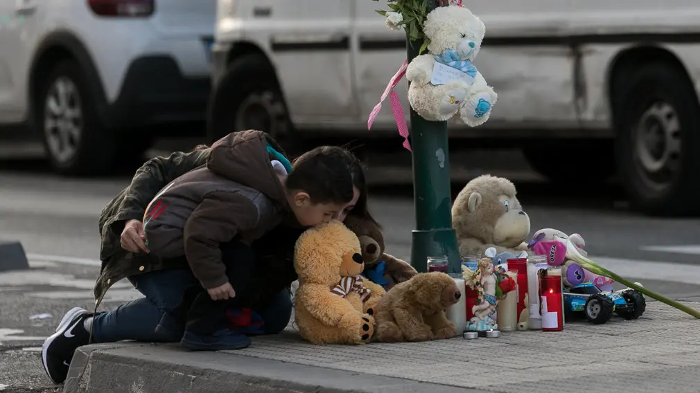 GALERÍA - Un altar improvisado con velas y peluches para recordar el niño fallecido en Pamplona