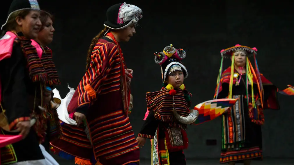 La 'otra' celebración por la Hispanidad: así ha 'bailado' el Parlamento de Navarra en recuerdo de los pueblos indígenas