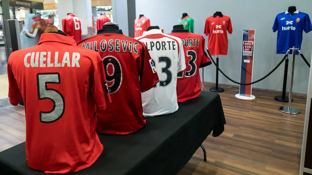 Las camisetas más relevantes de la historia de Osasuna, reunidas en una exposición