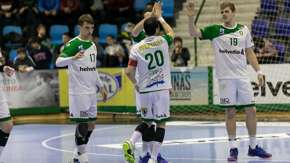 Las imágenes del mejor balonmano: Anaitasua hace sudar al todopoderoso Barcelona en un encuentro vibrante