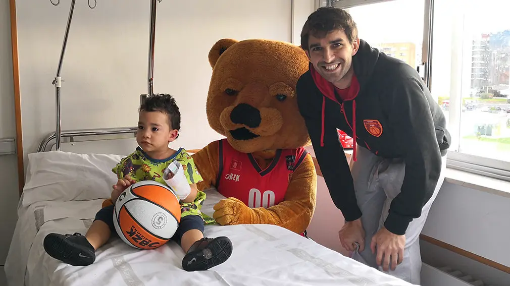 GALERÍA - Las mejores fotos de la visita de los jugadores de baloncesto al CHN