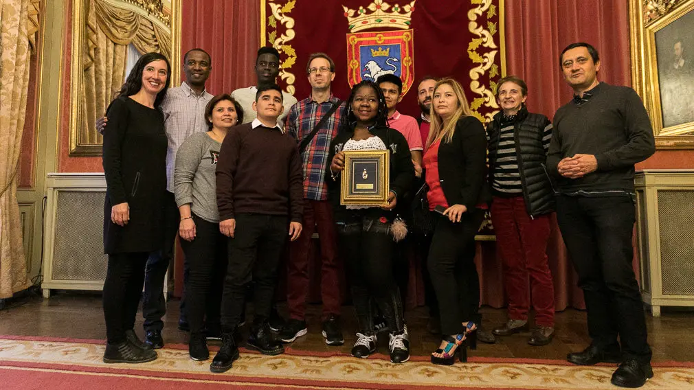 Las emotivas imágenes de la entrega del 'Haba de oro' al Servicio Socioeducativo Intercultural de Navarra