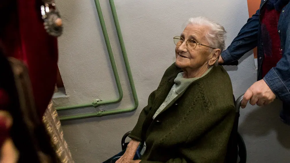 [GALERÍA] Niños por un día: los Reyes Magos regalan cariño a los más mayores de Pamplona