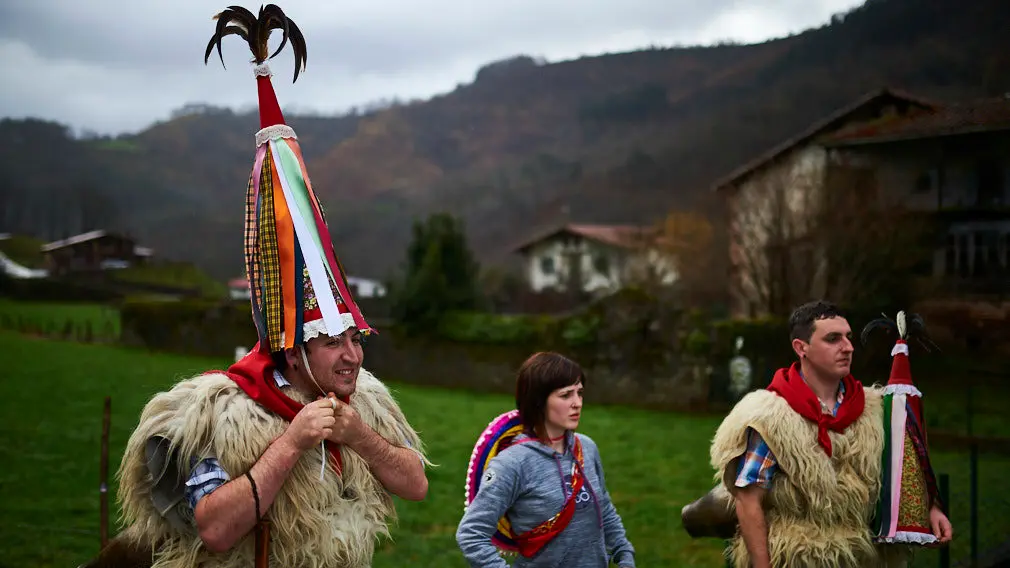 [GALERÍA] Los cencerros de los Ioaldunak resuenan a pesar de la lluvia: así ha sido el desfile del carnaval en Ituren