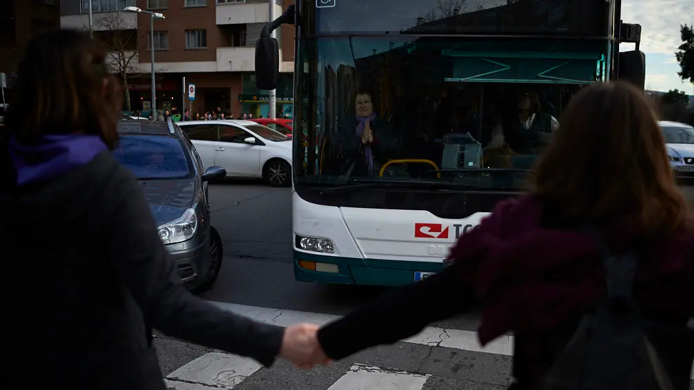 Pamplona se tiñe de morado para reivindicar una sociedad en las que las mujeres sean 'libres, valientes y diversas'