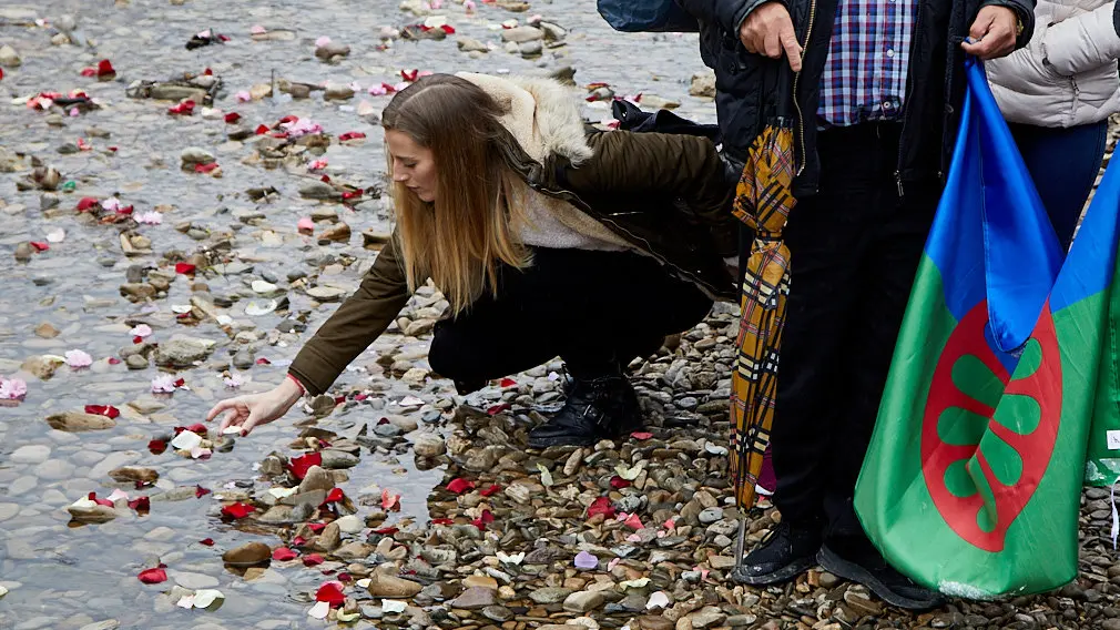 Pétalos al río Arga: las imágenes de cómo ha conmemorado la comunidad gitana de Navarra el Día Internacional de su pueblo