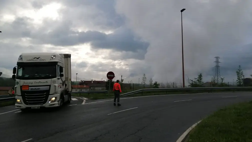 Impactante incendio sobre ruedas: así ha quedado el camión-grúa que ha ardido en Alsasua