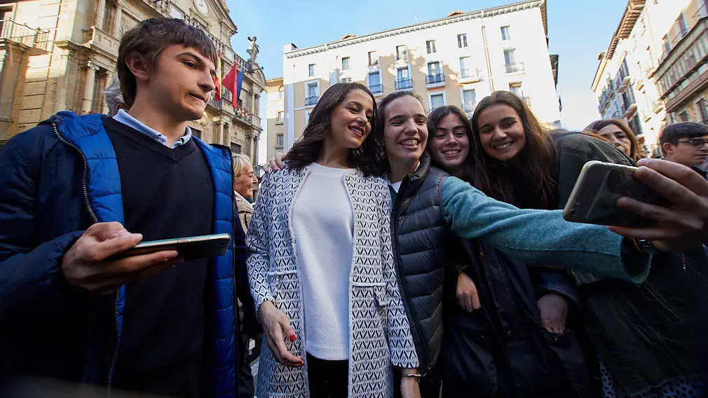 Inés Arrimadas arrasa en Pamplona: las imágenes del acto de Navarra Suma en la plaza del Ayuntamiento