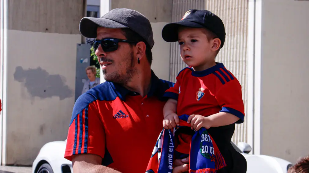 MIRA LAS FOTOS. Ovación de la afición rojilla a los jugadores de Osasuna en su visita al Palacio de Navarra
